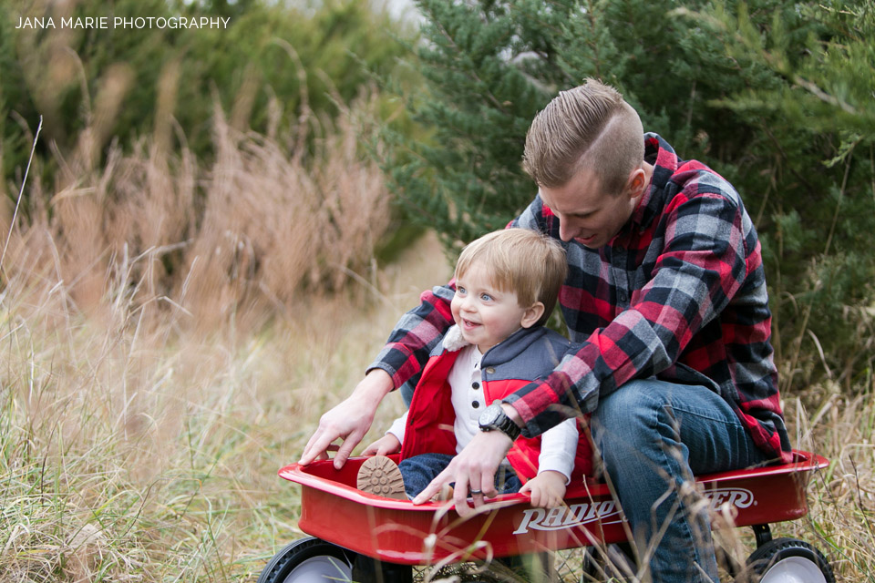 Tree farm pictures, Christmas photos, Family at Christmas, Blue Springs Lake, Jana Marie Photography, Kansas City family photographer, red plaid, Red wagon