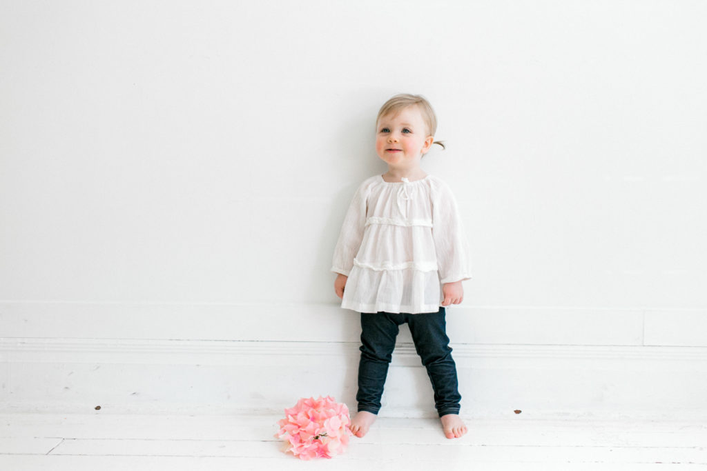 Spring minis, spring pictures, easter pictures, floral backdrop, kc children photographer, Jana Marie Photography, Kansas City family photographer, Girls, cousins, flowers, spring mini sessions, mini sessions, portraits