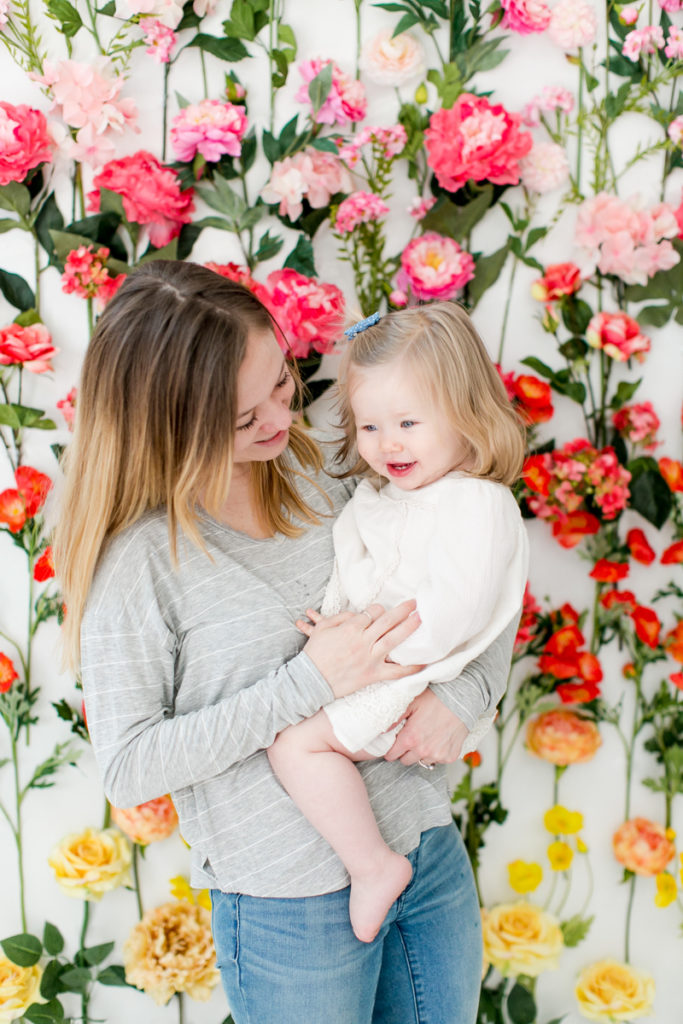 Spring minis, spring pictures, easter pictures, floral backdrop, kc children photographer, Jana Marie Photography, Kansas City family photographer, Girls, cousins, flowers, spring mini sessions, mini sessions, portraits